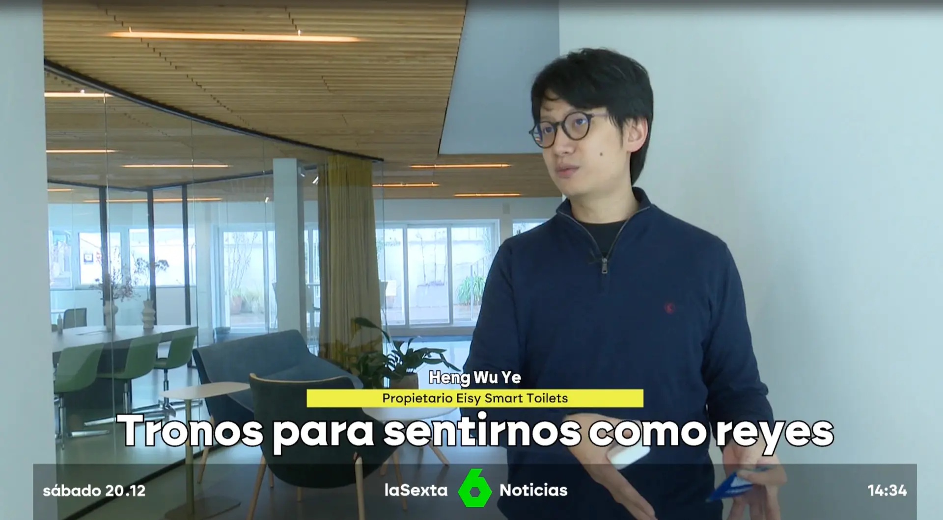 Captura del reportaje de La Sexta sobre inodoros inteligentes — el periodista describe las funciones