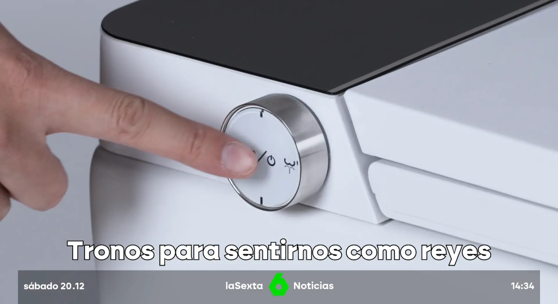 Captura del reportaje de La Sexta — presentadora del informativo con el inodoro inteligente en pantalla