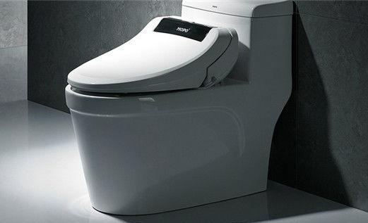 Tapa de inodoro inteligente con asiento inclinado