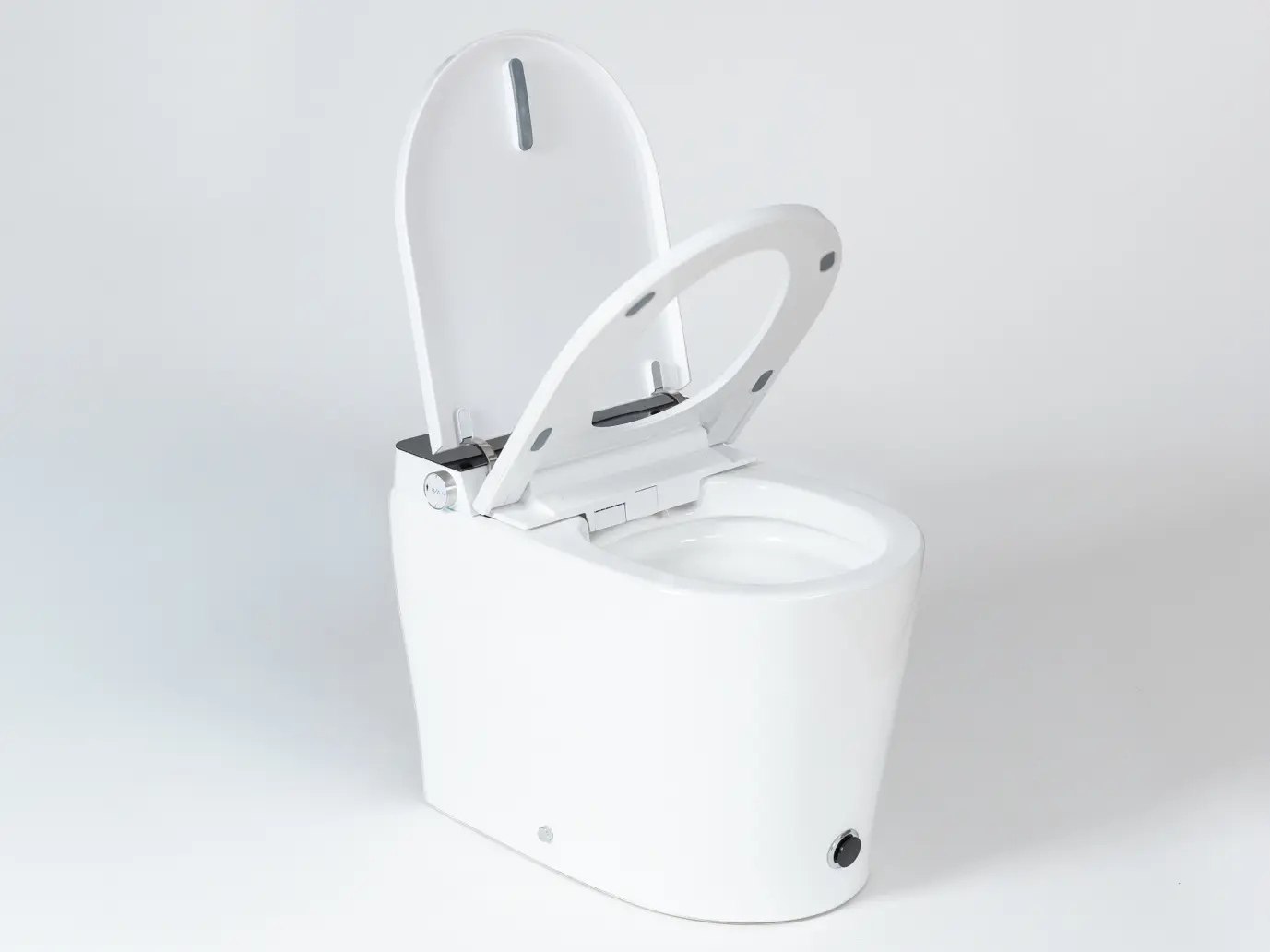 	Inodoro inteligente Eisy abriendo la tapa y el asiento sin usar las manos.